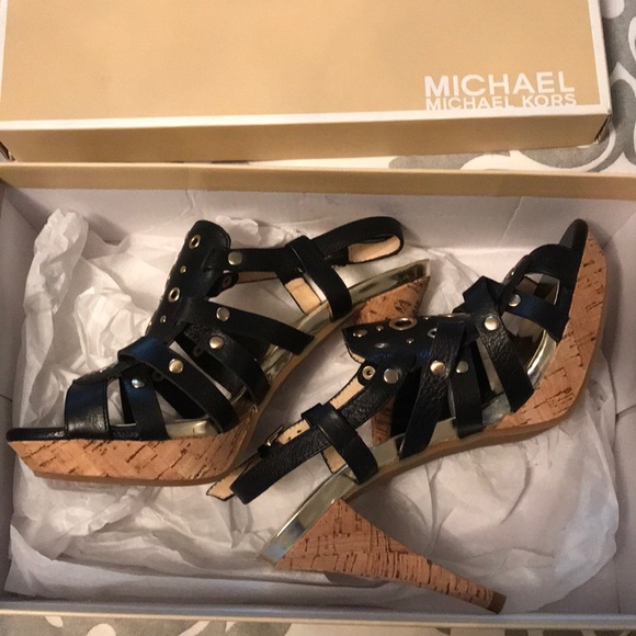Black platform Michael Kors heels w gold circles - Picture 1 of 4
